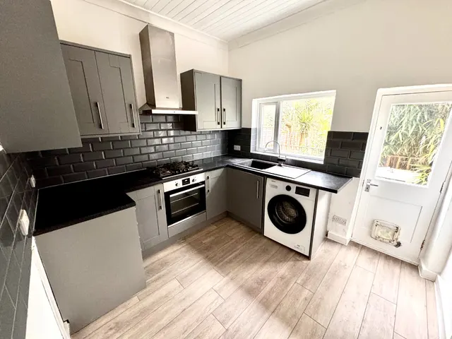 Photo 2 — Griffin Road, Plumstead, London, SE18 7QD
