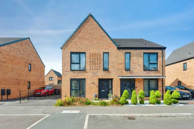 Harriers Crescent, Kirkby, L32, photo 1