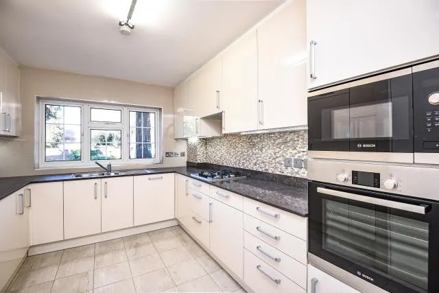 Myrtleside Close, Northwood, HA6, photo 3