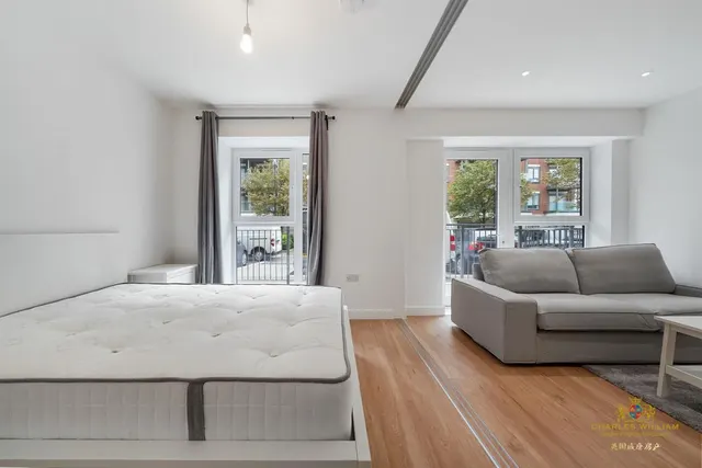flat — Flat , Finlay House, Commander Avenue, London