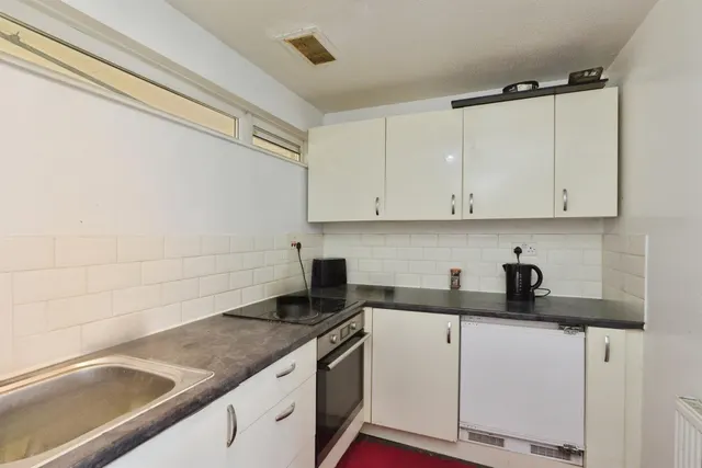 Ramsons Avenue, Conniburrow, MK14, photo 3