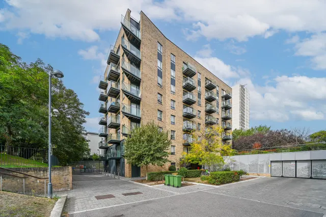 Brentford, TW8, photo 1