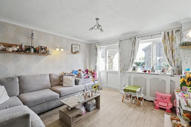 Bullfinch Close, Creekmoor, BH17, photo 3