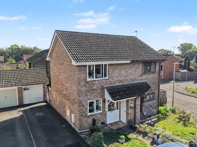 Bullfinch Close, Creekmoor, BH17, photo 1