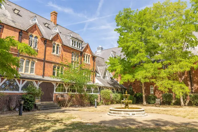 Hatch Lane, Windsor, SL4 3QR, photo 1