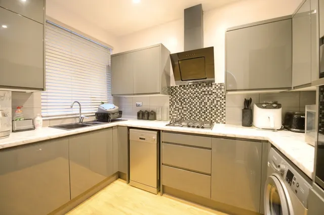 Photo 2 — Elm Road, Romford, RM7