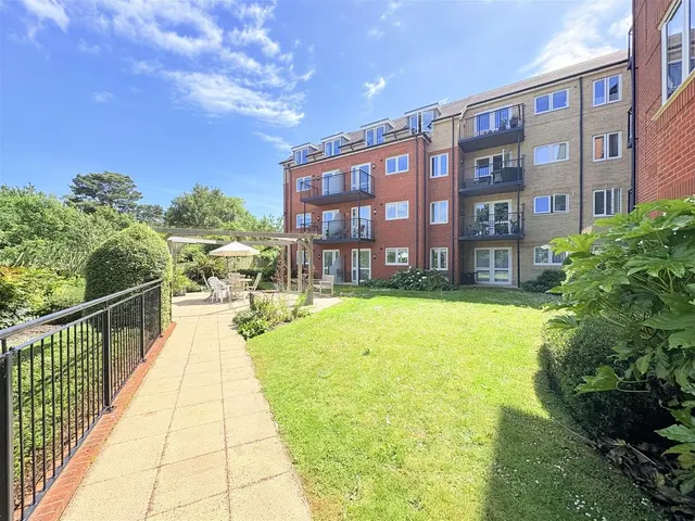 8 Botley Road, Park Gate, Southampton, photo 1
