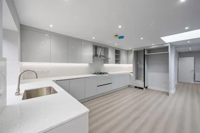 Randall Avenue, London, NW2, photo 2