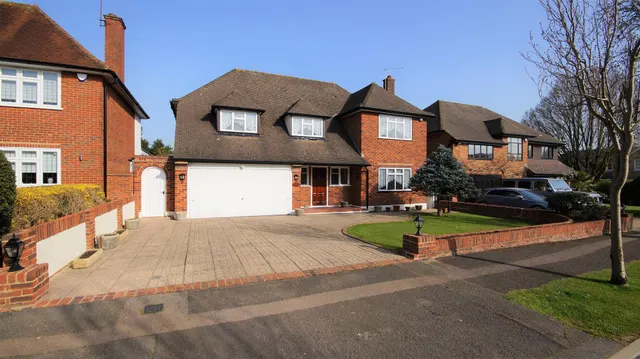 The Beacons, Loughton, photo 1