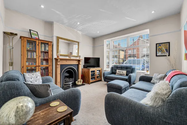 High Street, Northwood, HA6, photo 1