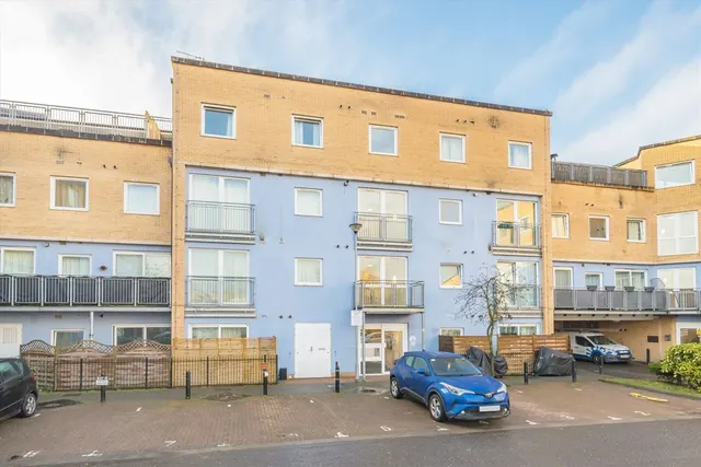 Wooldridge Close, TW14, photo 1