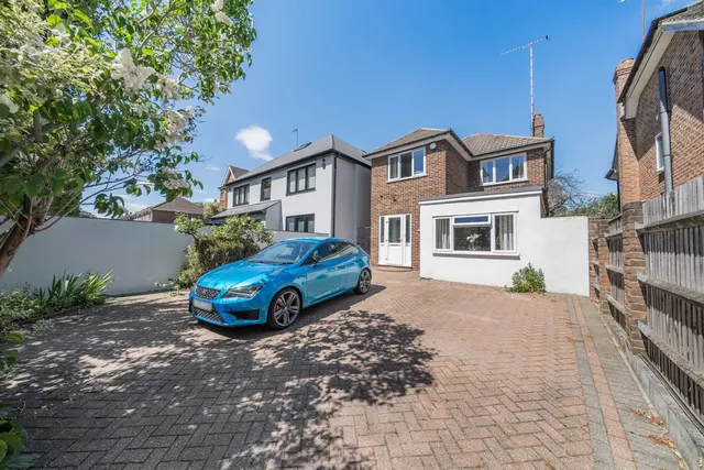 Avenue Road, DA8, photo 1