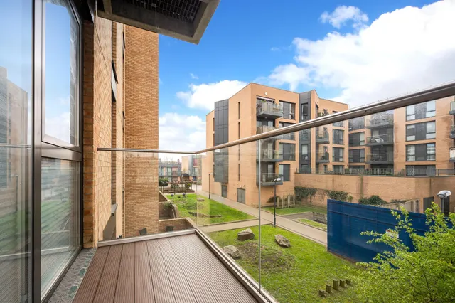 Baltic Avenue, Brentford, TW8, photo 2