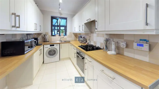 Photo 3 — Tomswood Hill, Chigwell