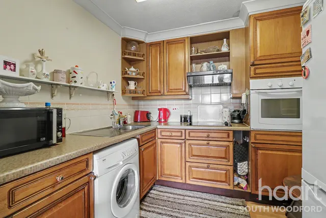 High Road, London, E18, photo 3