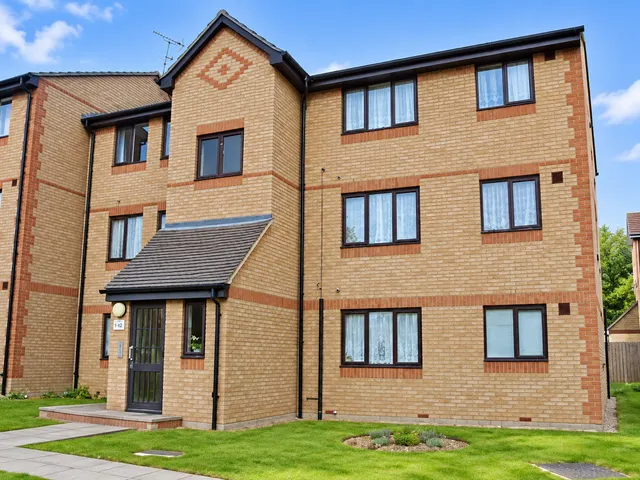 CHESTNUT ROAD, BASILDON, photo 1
