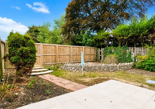Photo 2 — Larchfield Close, Frome BA11 2UG