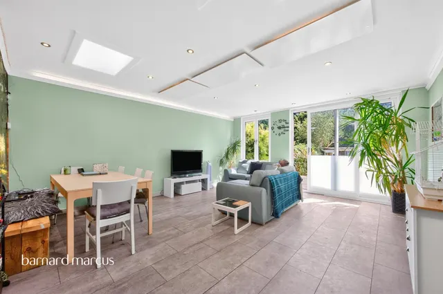 Rosehill Avenue, Sutton, photo 1
