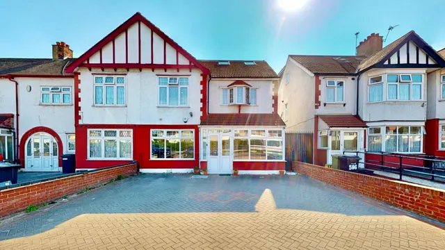 Eastern Avenue, Ilford, IG2, photo 1