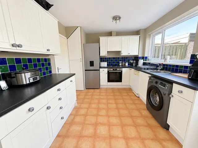 Dore Avenue, North Hykeham, LN6, photo 2