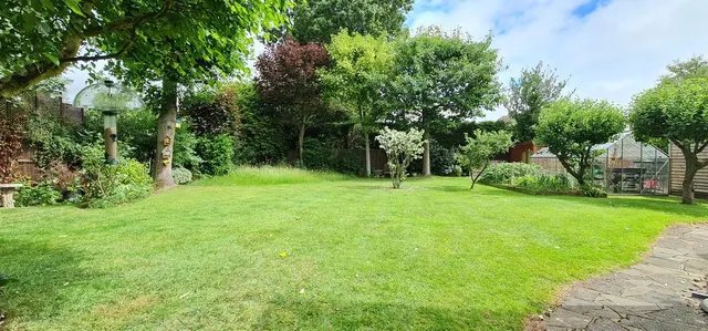 Photo 3 — Wellsfield, Rayleigh, Essex, SS6 8DW