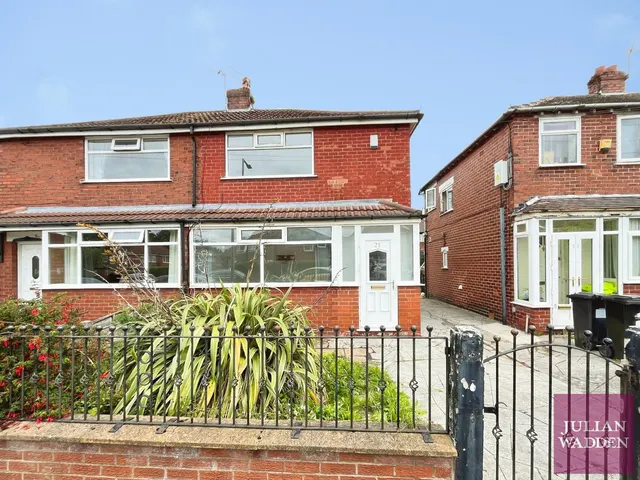 Tennyson Road, Reddish, SK5, photo 1