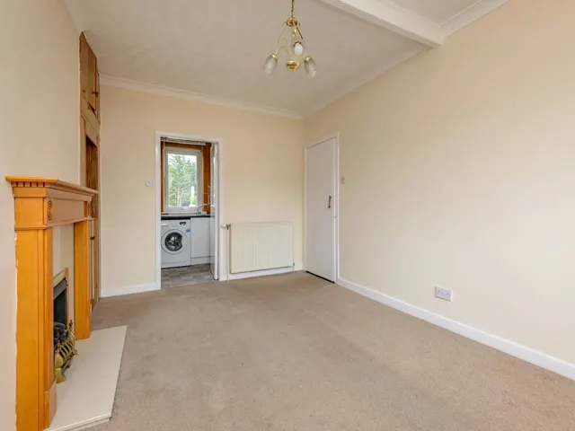 Photo 2 — 3 Stenhouse Crescent, Edinburgh, EH11 3JJ
