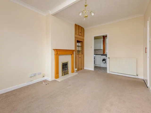 Photo 3 — 3 Stenhouse Crescent, Edinburgh, EH11 3JJ