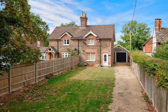 Swan Lane, Charlwood, RH6, photo 1