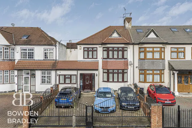 Clayhall Avenue, Clayhall, IG5, photo 1
