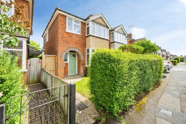 Walton Way, Aylesbury, photo 1