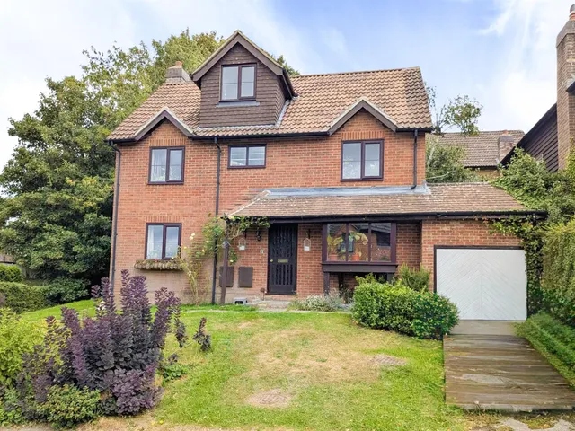 Castle Rise, Ridgewood, Uckfield, East Sussex, TN22 5UN, photo 1