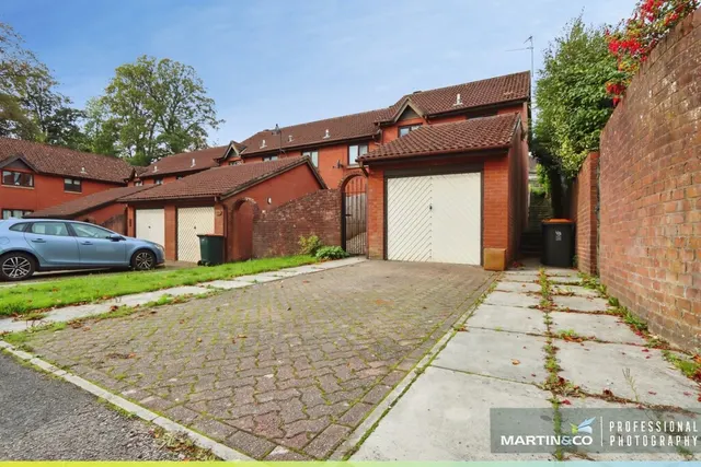 Fields Park Road, NP20, photo 2