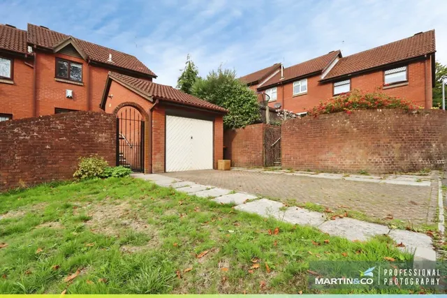 Fields Park Road, NP20, photo 1