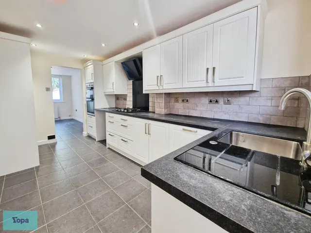 Harvey Close, Finningley, DN9, photo 1