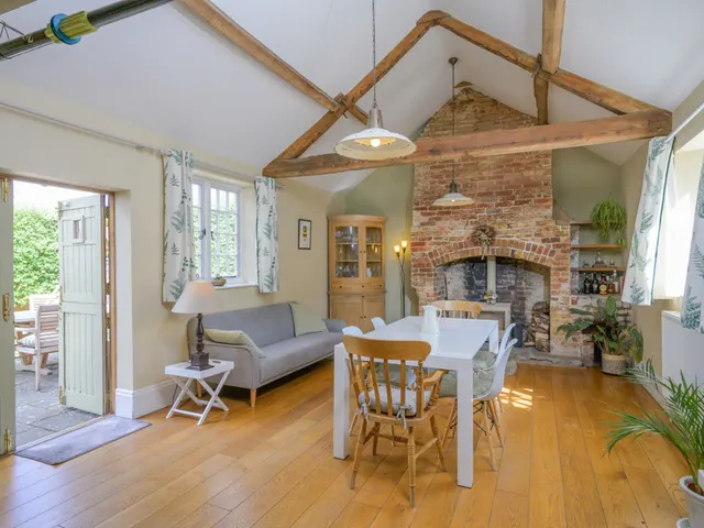 Court Lane, BA13, photo 3