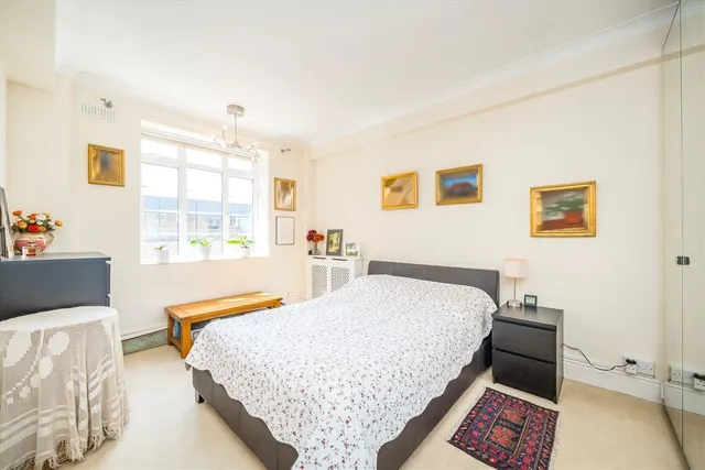 Hammersmith Road, W6, photo 3