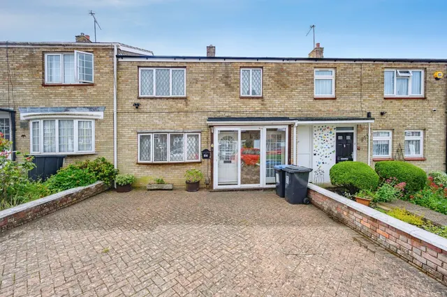 Saturn Way, Hemel Hempstead, photo 1