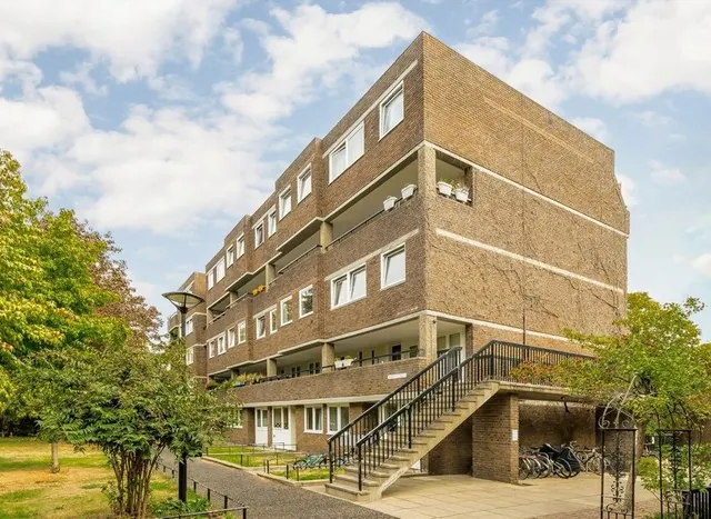 Justin Close, Brentford, TW8, photo 1