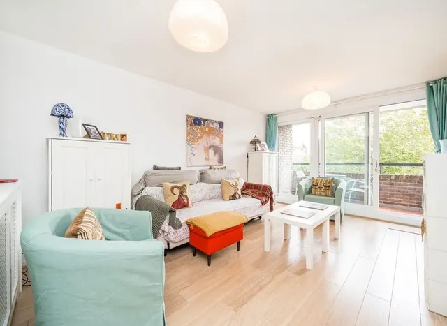 Justin Close, Brentford, TW8, photo 2