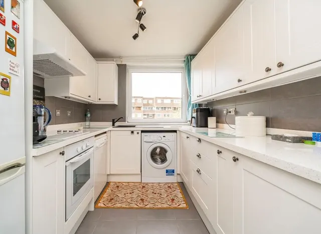 Justin Close, Brentford, TW8, photo 3