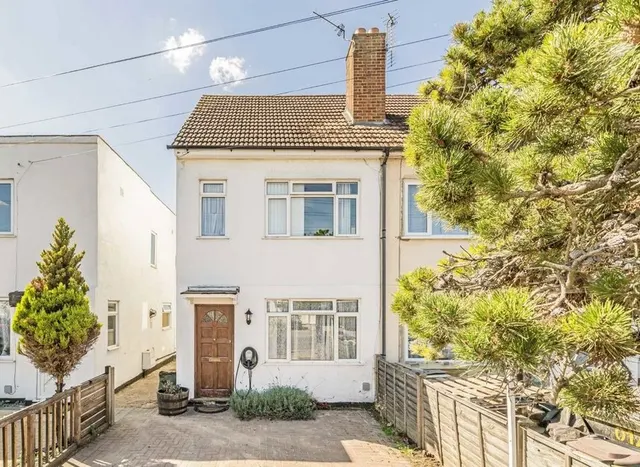Eastcote Avenue, West Molesey, KT8, photo 1