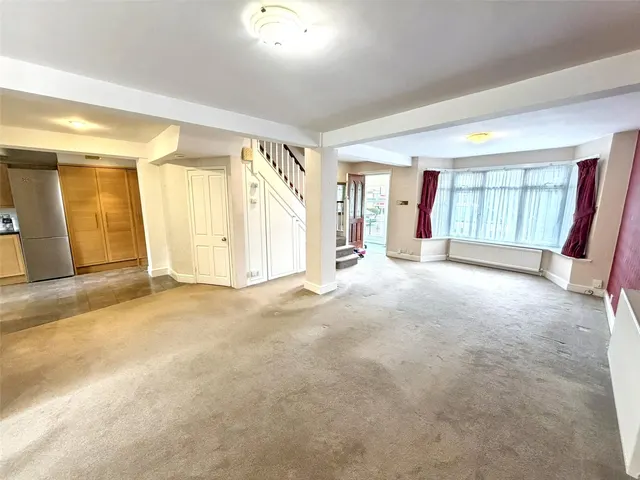 Photo 3 — Lonsdale Drive, Oakwood, Enfield, Greater London, EN2 7LS