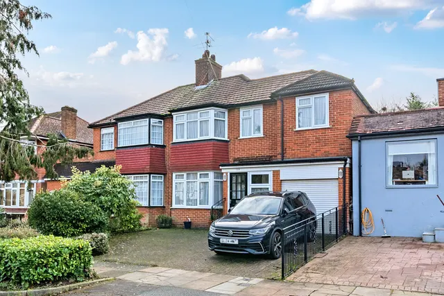 Lonsdale Drive, Oakwood, Enfield, Greater London, EN2 7LS, photo 1