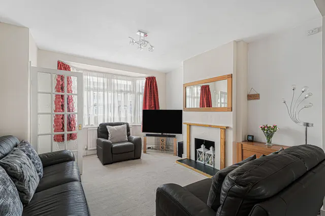 Pembroke Avenue, Enfield, EN1, photo 3