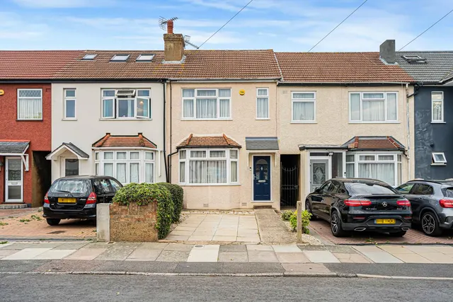 Pembroke Avenue, Enfield, EN1, photo 1