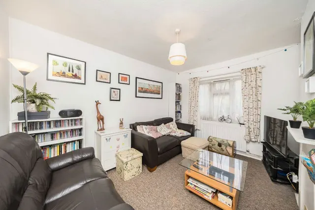 Bridge Close, TW11, photo 2
