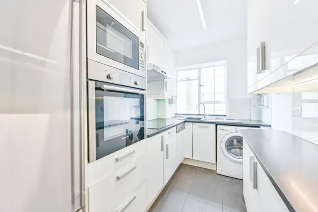 Photo 3 — Flat 7, 89 Piccadilly, London