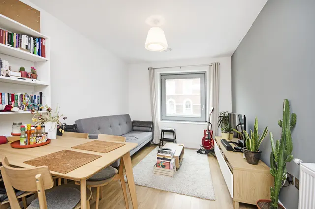 Photo 2 — Flat 2, 10 Kingsland High Street, London