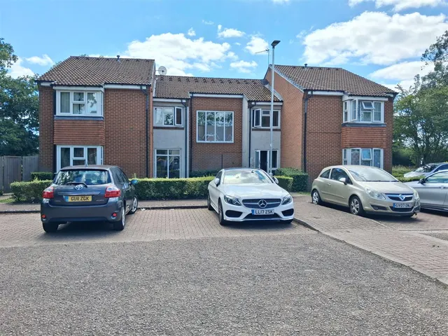 Heatherwood Drive, Hayes, photo 1
